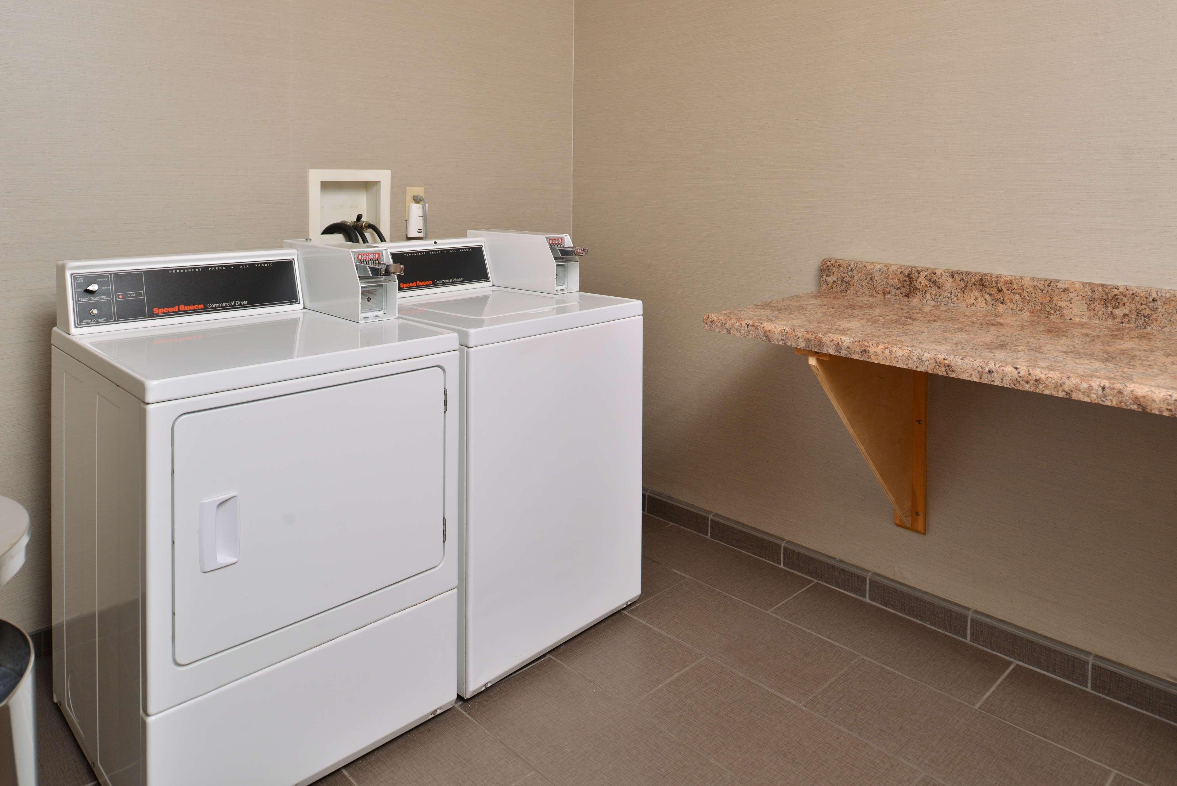 Best Western Plus University Inn Olean Buitenkant foto
